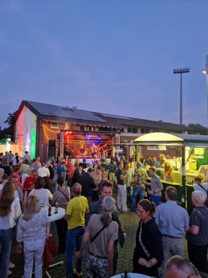 Ausgelassene Stimmung und geselliges Beisammensein am Abend, Bild: TVR