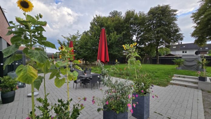Die Terasse des Mehrgenerationentreffs. Bei schönem Wetter immer ein Ort zum Wohlfühlen, Bild: Alexander Heinz