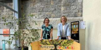 Britta Franke von der Caritas hat die "Bank der Toleranz" im Rathaus an Bürgermeisterin Sandra Pietschmann übergeben. Foto: Kreisstadt Mettmann