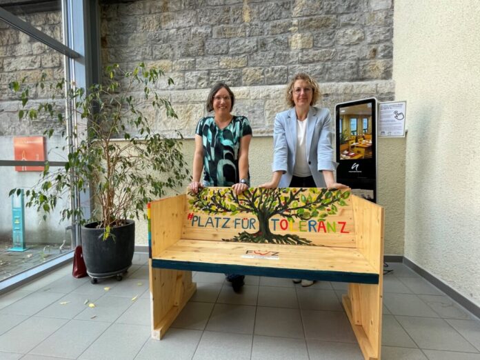 Britta Franke von der Caritas hat die "Bank der Toleranz" im Rathaus an Bürgermeisterin Sandra Pietschmann übergeben. Foto: Kreisstadt Mettmann