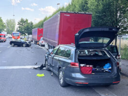 Bei dem Unfall entstand ein hoher Sachschaden. Die Polizei musste den Bereich zur Bergung der Fahrzeuge für mehrere Stunden sperren. Foto: Polizei