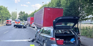 Bei dem Unfall entstand ein hoher Sachschaden. Die Polizei musste den Bereich zur Bergung der Fahrzeuge für mehrere Stunden sperren. Foto: Polizei