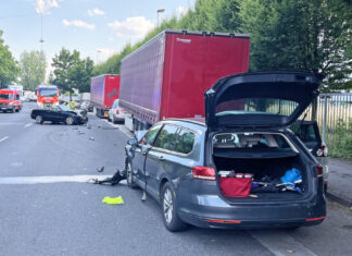 Bei dem Unfall entstand ein hoher Sachschaden. Die Polizei musste den Bereich zur Bergung der Fahrzeuge für mehrere Stunden sperren. Foto: Polizei