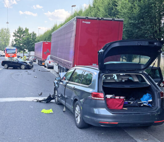 Bei dem Unfall entstand ein hoher Sachschaden. Die Polizei musste den Bereich zur Bergung der Fahrzeuge für mehrere Stunden sperren. Foto: Polizei