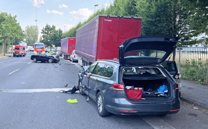 Bei dem Unfall entstand ein hoher Sachschaden. Die Polizei musste den Bereich zur Bergung der Fahrzeuge für mehrere Stunden sperren. Foto: Polizei