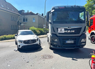Hoher Sachschaden: Die beiden Unfallfahrzeuge. Foto: Polizei
