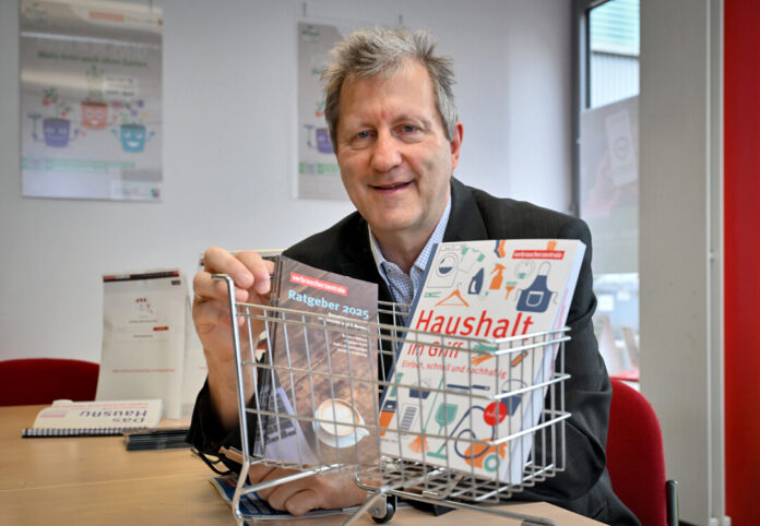 Foto: Mathias Kehren Andreas Adelberger hat den Jahresbericht vorgestellt: Bei den Anfragen drehte es sich vor allem um hohe Energiekosten, Probleme bei Online-Einkäufen sowie ungewollte Abonnements und kostenpflichtige Scheindienstleistungen. Foto: Mathias Kehren