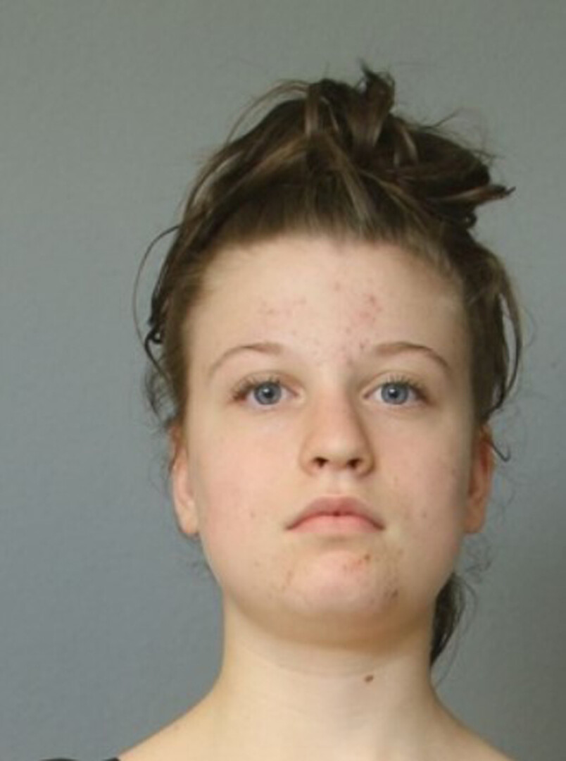 Ylvie S. ist circa 1,55 Meter groß und von schlanker Statur. Sie hat lange dunkelblonde Haare, die zu einem Dutt gebunden sein könnten und sie ist vermutlich stark geschminkt. Zum Zeitpunkt ihres Verschwindens trug sie ein schwarzes ärmelloses Oberteil und eine blaue Shorts. Außerdem führte sie einen schwarzen Rucksack und eine rote Mappe mit sich. Foto: Polizei