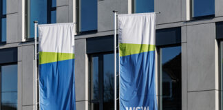 Fahnen der Wuppertaler Stadtwerke wehen im Wind. Foto: WSW