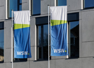 Fahnen der Wuppertaler Stadtwerke wehen im Wind. Foto: WSW