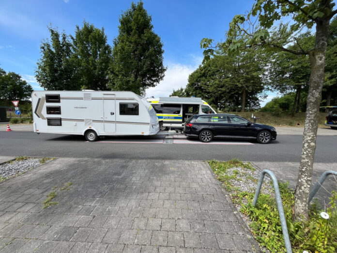 Die Polizei schickte Camper auf die Waage. Foto: Polizei