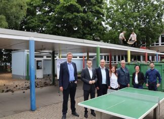 Der Schulhofgang an der Wilhelm-Busch-Schule wird abgerissen, um Platz für einen Ergänzungsanbau zu machen. Den Startschuss für diese Baumaßnahme verfolgten (von links nach rechts) Hochbaudezernent Martin Gentzsch, Erster Beigeordneter Patrick Anders, Geschäftsführer Stefan Zimmermann, Adreola Jaupi und Stefan Welling (beide Stabsstelle Hochbau), Sandra Hölzer-Schramm (Leiterin Schulverwaltungsamt) und Planer Gerrit Gramsch., Foto: Stadt Ratingen