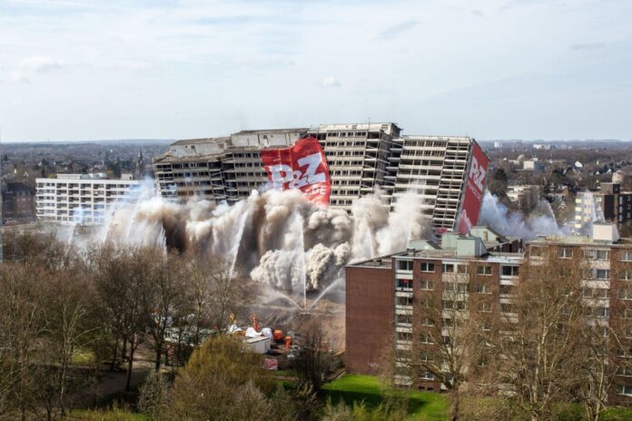 Zweimal wurden in Duisburg schon sogenannte «Weiße Riesen» gesprengt - so wie hier im Jahr 2019. (Archivbild)