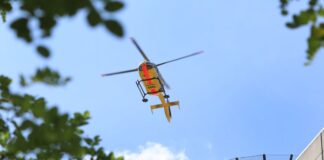 Feuerwehr und Rettungsdienst versorgen einen Menschen nach einem schweren Unfall . (Symbolbild)
