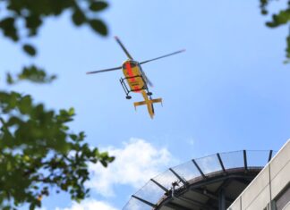 Feuerwehr und Rettungsdienst versorgen einen Menschen nach einem schweren Unfall . (Symbolbild)