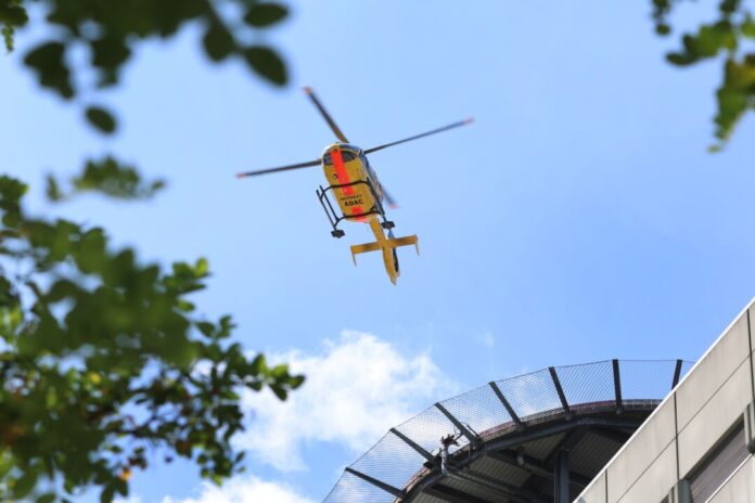 Feuerwehr und Rettungsdienst versorgen einen Menschen nach einem schweren Unfall . (Symbolbild)