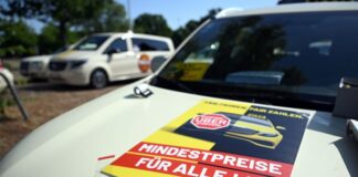 Hunderte Taxifahrer demonstrierten in Düsseldorf. 