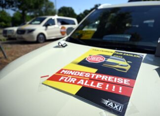 Hunderte Taxifahrer demonstrierten in Düsseldorf. 