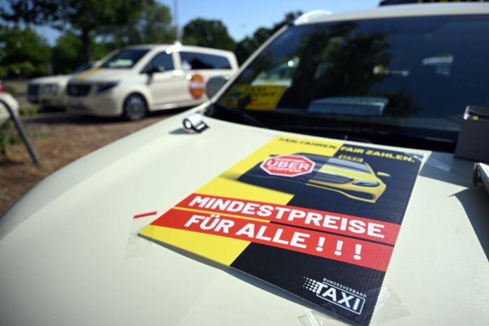 Hunderte Taxifahrer demonstrierten in Düsseldorf. 