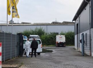 Die in dem Autowrack gefundene Leiche soll obduziert werden. 