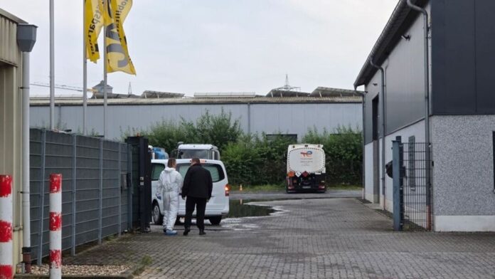 Die in dem Autowrack gefundene Leiche soll obduziert werden. 