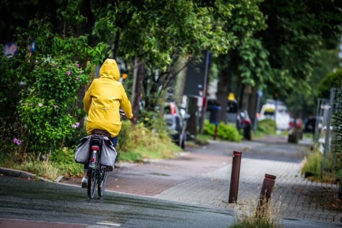 Regen und Gewitter halten sich in den nächsten Tagen über NRW. (Symbolbild)