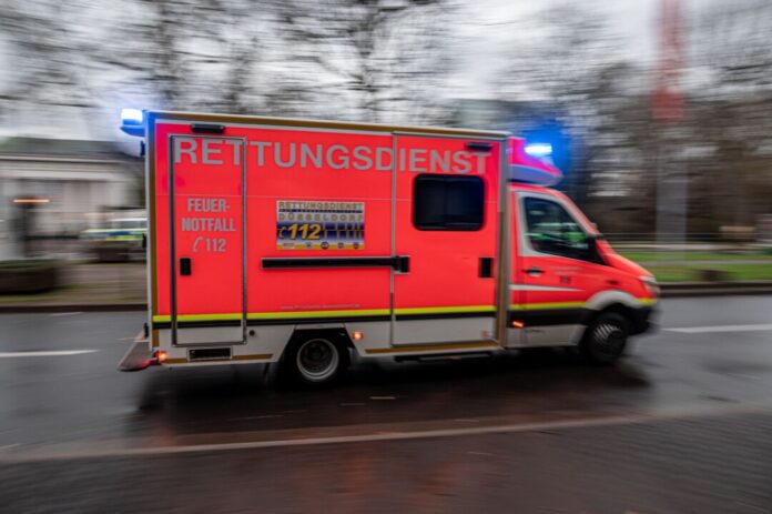 Rettungswagen in Düsseldorf Der 22-Jährige wurde per Rettungswagen ins Krankenhaus gebracht, wo er jedoch starb. (Symbolbild).