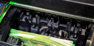 Geldscheine werden an einem Automaten gezogen. Foto: pixabay
