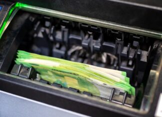 Geldscheine werden an einem Automaten gezogen. Foto: pixabay