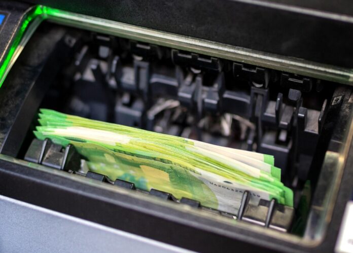 Geldscheine werden an einem Automaten gezogen. Foto: pixabay