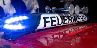 Mit einem Großaufgebot war die Feuerwehr in Aachen im Einsatz, um Menschen aus einem brennenden Haus zu retten. (Symbolbild)