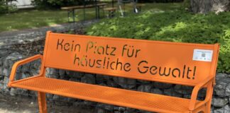 Die Bank mit Botschaft im Innenhof des Kreishauses. Foto: Kreis Mettmann