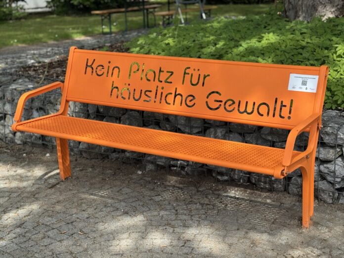 Die Bank mit Botschaft im Innenhof des Kreishauses. Foto: Kreis Mettmann
