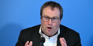 Der Klimawandel erfordert laut Grünen-Minister langfristige Maßnahmen im Hochwasserschutz (Archivbild)
