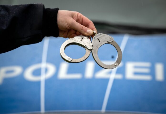 Wegen Mordverdachts hat die Polizei einen 22-Jährigen festgenommen (Symbolbild)