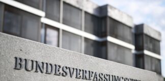 Ein nach einem assistierten Suizid wegen Totschlags verurteilt Mediziner scheitert nun auch vor dem Bundesverfassungsgericht.