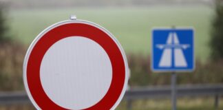 Die A45 wurde rund um die Unfallstelle in Richtung Dortmund gesperrt. (Symbolbild)