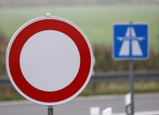 Die A45 wurde rund um die Unfallstelle in Richtung Dortmund gesperrt. (Symbolbild)