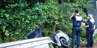 Der 27-jährige Fahrer konnte schwer verletzt aus dem Auto befreit werden.