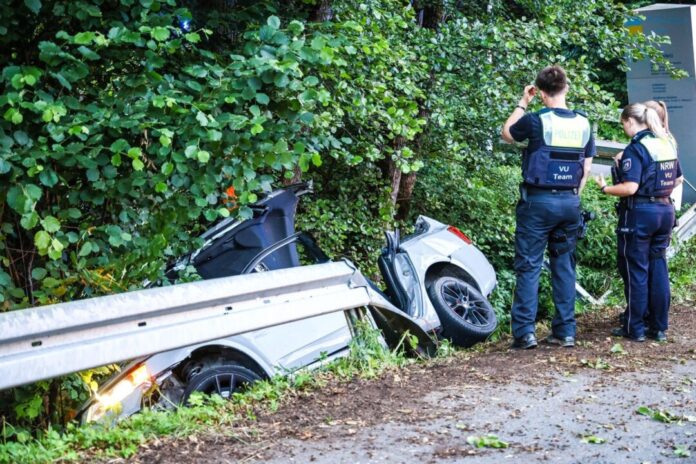 Der 27-jährige Fahrer konnte schwer verletzt aus dem Auto befreit werden.