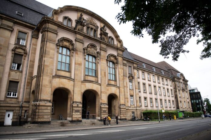 Amts- und Landgericht in Mönchengladbach Im Prozess um den Millionen-Betrug mit Corona-Tests hat die Staatsanwältin vor dem Landgericht Mönchengladbach sechseinhalb Jahre Haft für den Angeklagten gefordert. (Symbolbild)