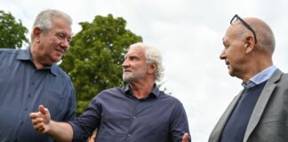 DFB-Vizepräsident Peter Frymuth (l) bleibt bis 2029 FVN-Präsident. 