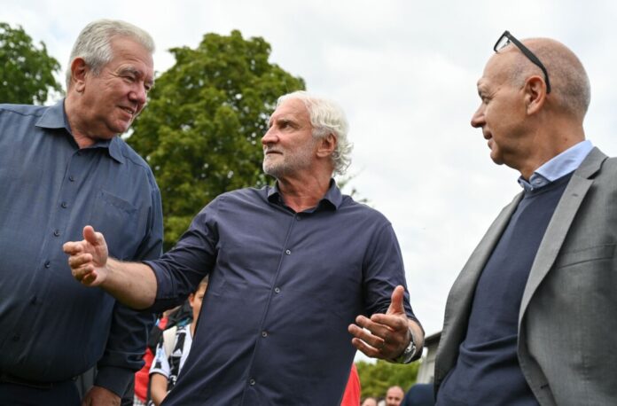 DFB-Vizepräsident Peter Frymuth (l) bleibt bis 2029 FVN-Präsident. 