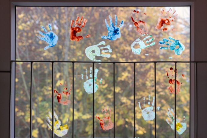 Geschlossene Gruppen, verkürzte Öffnungszeiten und vorzeitige Kita-Schließungen: Im abgelaufenen Kindergartenjahr haben sich die Angebots-Einschränkungen durch Personalnot nicht gebessert. (Symbolbild)
