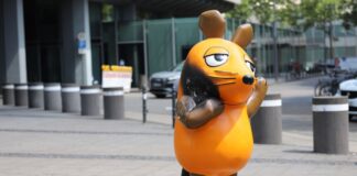 Die Maus trägt nun einen großen Brandfleck. Schlimmeres konnte die Feuerwehr in der Nacht verhindern.