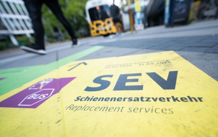 Pendler zwischen Köln und Koblenz müssen sich auf Schienenersatzverkehr einstellen. (Symbolbild)