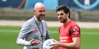 Erik ten Hag feierte seinen ersten Sieg mit Bayer Leverkusen. (Archivbild)