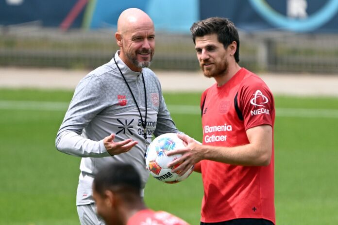 Erik ten Hag feierte seinen ersten Sieg mit Bayer Leverkusen. (Archivbild)