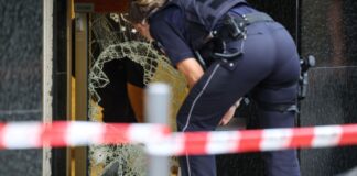 Riesenloch in der Eingangstür: Ein Juwelier in Gelsenkirchen wurde überfallen.
