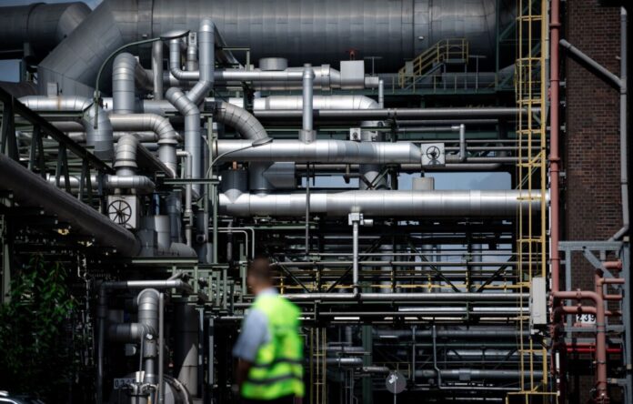 Etliche Jugendliche suchen noch einen Ausbildungsplatz in der Chemie- oder Pharmaindustrie. (Archivbild)